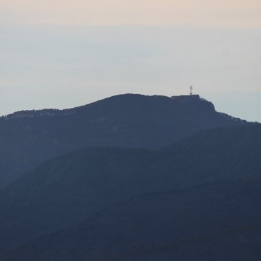 Sous le regard des aigles : sentiers de montagne