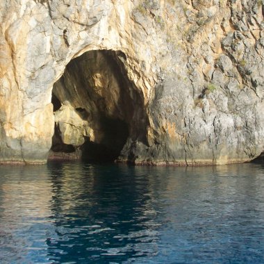 Grottes côtières et sentier de Cala Fortuna