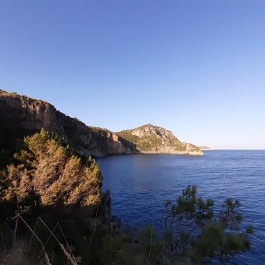 Grottes côtières et sentier de Cala Fortuna