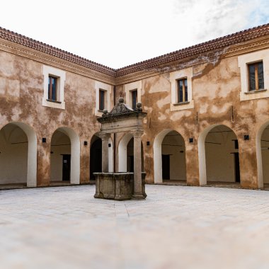 Novi Velia des Grecs aux Barons